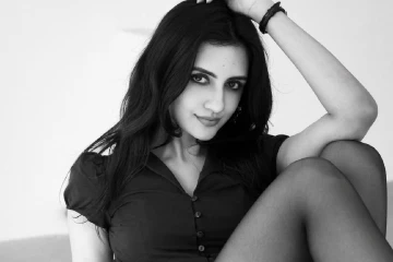 நாற்காலியில் உட்கார்ந்தபடி போஸ்!! பிக்பாஸ் நடிகை நிவாஷினியின் போட்டோஸ்..