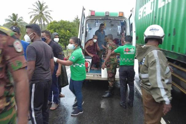 பிக்குகள் சென்ற வாகனம் கோர விபத்து: இருவர் கவலைக்கிடம்! | Bhikkhu Vehicle Accident Two Worried பிக்குகள் சென்ற வாகனம் கோர விபத்து: இருவர் கவலைக்கிடம்! | Bhikkhu Vehicle Accident Two Worried