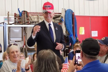 டிரம்ப் 24 தொப்பியை அணித்த டிரம்ப்; நன்றி தெரிவித்த குழு!