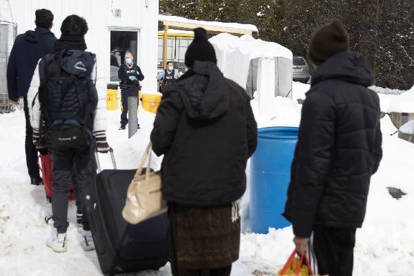 கனடாவில் இருந்து வெளியேறிச் செல்லும் மக்கள் | People Leaving Visitor Visa Canada