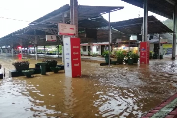 வெள்ளத்தில் மூழ்கிய கண்டி தொடருந்து நிலையம் (VIDEO)