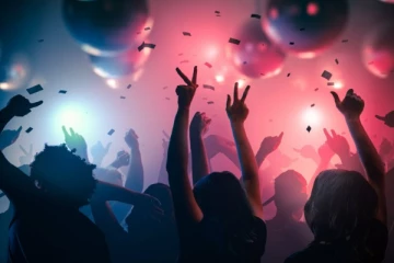 ஹோட்டல் ஒன்றில் களியாட்டம் - 13 யுவதிகள் உட்பட 52 பேர் கைது