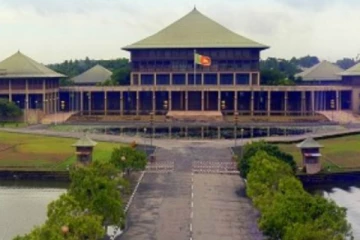 පාර්ලිමේන්තුව උණුසුම් වෙයි..! අනුර අරුන්දික ගැටුයි..!