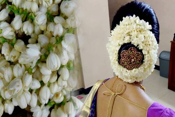பெண்கள் ஏன் தலையில் பூ வைக்கிறாங்கன்னு தெரியுமா? இப்படியொரு ரகசியம் இருக்கா! | Why Girls Wear Flowers On Their Heads Benefits