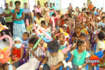 මේ දවස්වල පොඩි ළමයින්ව එළියට යවන්නෙ බලාගෙන (VIDEO)