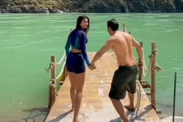 ஆற்றில் குதித்த பூஜா ஹெக்டே.. அதுவும் யாருடன் பாருங்க! வைரல் வீடியோ