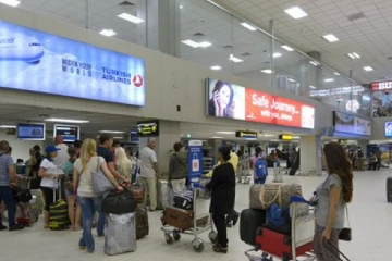 10 வருடங்களுக்கு பின் பாரிஸிருந்து சென்றவர் இலங்கையில் சிக்கினார்!