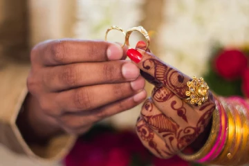 மகள் காதல் திருமணம் செய்ததால் இறுதிச்சடங்கு செய்த தந்தை