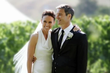 நீண்டநாள் காதலனை திருமணம் செய்துகொண்ட நியூசிலாந்து முன்னாள் பிரதமர்