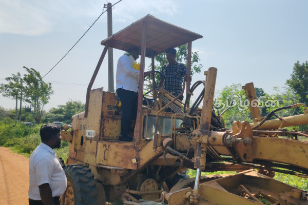 வவுனியாவில் 23 மில்லியன் செலவில் வீதி காப்பற் இடும் பணி ஆரம்பம் | Road Paving Work Begins At A Cost Of 23 Million வவுனியாவில் 23 மில்லியன் செலவில் வீதி காப்பற் இடும் பணி ஆரம்பம் | Road Paving Work Begins At A Cost Of 23 Million