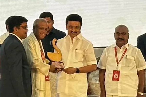 மு.க ஸ்டாலினுக்கு இலங்கை முக்கியஸ்தர் வழங்கிய பரிசு! | M A Sumanthiran Gave A Gift To M K Stalin Chennai