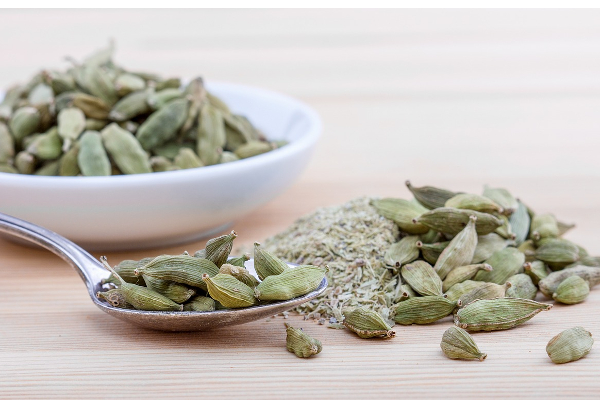 உங்க வாக்கு சொன்னதும் பலிக்க வாயில இதை போடுங்க... பிறகு இந்த மந்திரத்தை மட்டும் சொல்லுங்க போதும்! | Cardamom Vastu Tips In Tamil