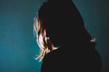 பெண்ணை நிர்வாணப்படுத்தி நடனம் ஆட வைத்த பெண் போலீஸ்