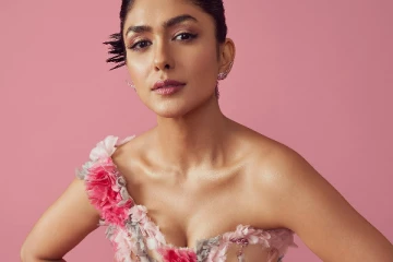 சீதா ராமம் புகழ் ம்ரூனால் தாகூர் அட்டை படத்திற்கு ஹாட் போஸ்