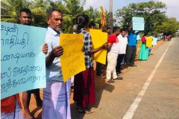 பளை - புதுக்காட்டுச்சந்தியில் மணல் அகழ்வுக்கு எதிராக போராட்டம் (படங்கள்)