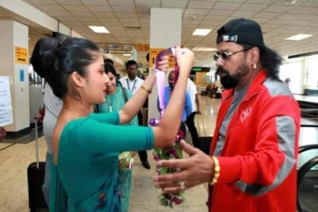 இலங்கைக்கு வருகை வந்த பிரபல இந்தியத் திரைப்படப் பாடகர்! (Photos)