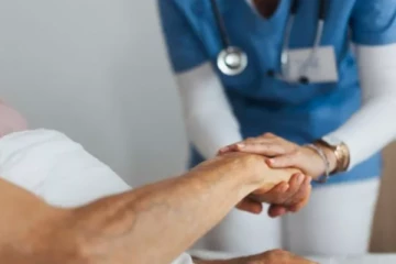 கணவனுடன் மருத்துவமனை சென்ற பெண்ணிடம் மருத்துவரின் மோசமான செயல்