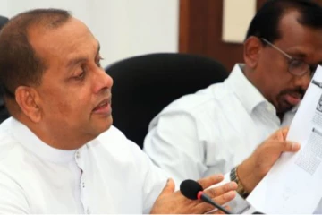 "දැන් මිනිස්සු ජනපතිටයි අගමැතිටයි අපිටයි බනිනවා - ඒ තරම් කේන්තියෙන් ඉන්නේ" ආණ්ඩුව ගැන කියන මහින්ද අමරවීර ! (VIDEO)