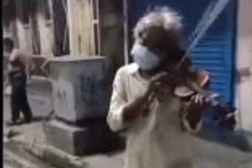 பாலிவுட்டையும் மிஞ்சிய ஏழை தாத்தா!  மீண்டும் மீண்டும் மெய்மறக்கச் வைத்த வயலினில் இசை