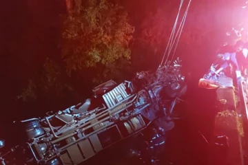 தென்னாப்பிரிக்காவில் பேருந்து - வான் மோதி விபத்து: 20 பேர் பலி; பலர் மருத்துவமனையில் அனுமதி