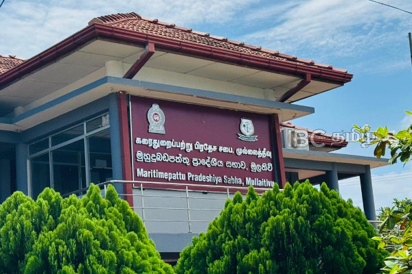 முல்லைத்தீவு கரைதுறைப்பற்று பிரதேச சபையின் தவிசாளர் மீது கடும் குற்றச்சாட்டு | Karaitivu Clerk Faces Backlash For Power Misuse