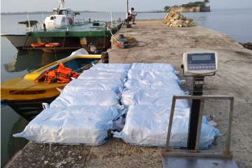 கஞ்சா கடத்திய இருவர் கைது! : பொலிஸார் தீவிர விசாரணை (Photos)