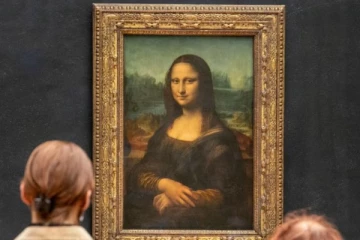 உலகப் புகழ்பெற்ற மோனா லிசா ஓவியம் மீது சூப் ஊற்றி தாக்குதல்: 2 பெண்கள் அத்துமீறல்