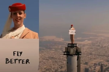 உலகையே கதி கலங்கவைக்கும் காட்சி! புர்ஜ் கலிஃபா கட்டடத்தின் உச்சியில் ஏறி நின்ற பெண்!