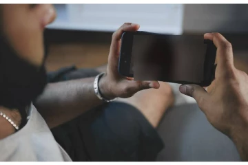 லைவில் ஆபாசம்.. செயலியில் சில்மிஷம், தமன்னா உட்பட 3 பேர் கைது - ஷாக்!