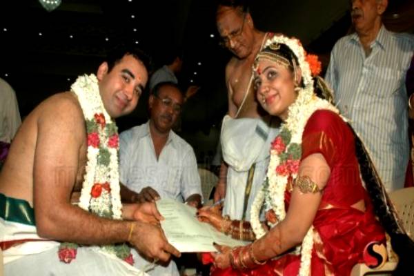 கனிகா திருமணத்தில் எப்படி இருக்காரு பாருங்க