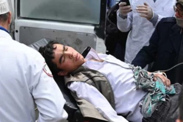 ඇෆ්ගනිස්ථානයේ පාසලක් අසලදී සිදුවූ දරුණු මරාගෙන මැරෙන් බෝම්භ පිපිරීම..