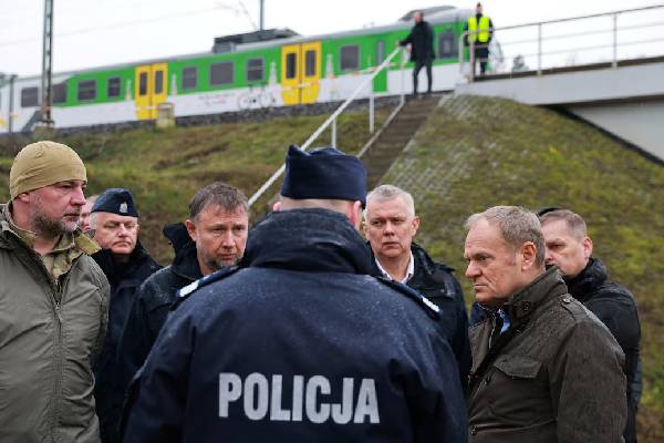 போலந்தில் ரயில் தண்டவாளத்தில் குண்டுவெடிப்பு: பிரதமர் எழுப்பிய சந்தேகம் | Blast On Rail Act Of Sabotage போலந்தில் ரயில் தண்டவாளத்தில் குண்டுவெடிப்பு: பிரதமர் எழுப்பிய சந்தேகம் | Blast On Rail Act Of Sabotage