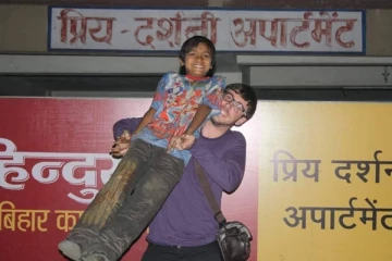 10 ஆண்டுகளுக்கு முன் இந்திய சிறுவன் ஒருவனை சந்தித்த பிரான்ஸ் நாட்டவர்: இப்போது இருவரும் எப்படி இருக்கிறார்கள் தெரியுமா?