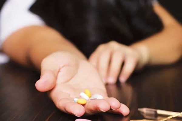 பெண்கள் மற்றும் யுவதிகளுக்கு போதை மாத்திரைகளை வழங்கி துஷ்பிரயோகம் செய்த நபர் கைது | Pharmacy Owner Arrested In Chilaw