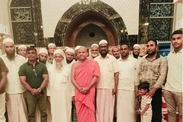 மட்டக்களப்பு பள்ளிவாசலில் இன ஒற்றுமையை வலியுறுத்தும் சம்பவம்