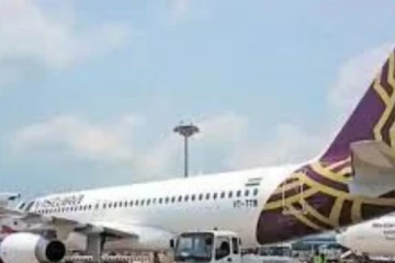 முதல்வர் பயணித்த விமானத்தில் விடாமல் அழுத குழந்தை தாயுடன் இறக்கிவிடப்பட்டது