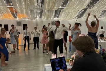 தனது திருமணத்திலேயே லேப்டாப்பில் வேலை பார்த்த மணமகன் - வைரல் வீடியோ!