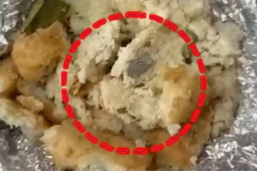 குழந்தை சாப்பிட்ட போண்டாவில் பிளேடு - வாயில் சிக்கிய கொடூரம்!