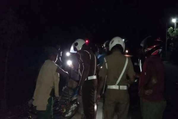 யாழில் நள்ளிரவில் பயணித்த ஒருவருக்கு நேர்ந்த அதிர்ச்சி சம்பவம்! | Jaffna Kokkuvil Midnight Robbery Money Jewellery
