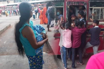 புதிதாய் பிறந்த ஒரு குழந்தையுடன் பஸ் தரிப்பு நிலையத்தில்  கண்கலங்க வைத்த  காட்சி!