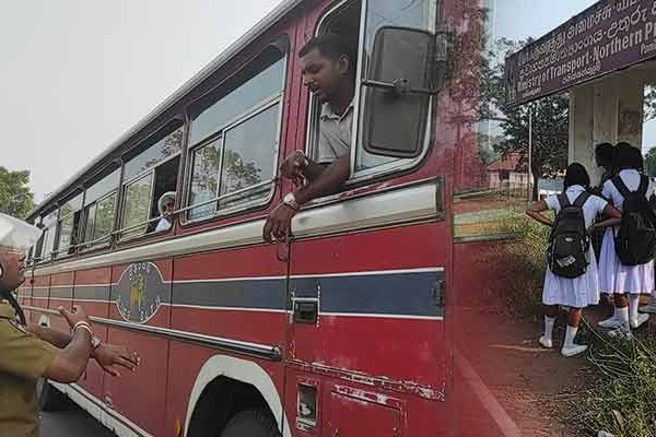 தமிழர்பகுதியில் தொடரும் அவலநிலை; நடவடிக்கை எடுப்பார்களா அதிகாரிகள்!(Photos) | Buses That Do Not Carry Students