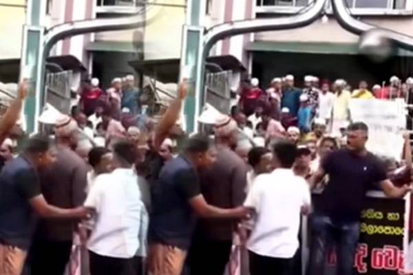 மத்ரஸாவில் 12 வயது சிறுவன் உயிரிழப்பு! ஆர்ப்பாட்டத்தில் குதித்த பிரதேச மக்கள் | 12 Year Old Boy Dies In Madrasa Locals Protest மத்ரஸாவில் 12 வயது சிறுவன் உயிரிழப்பு! ஆர்ப்பாட்டத்தில் குதித்த பிரதேச மக்கள் | 12 Year Old Boy Dies In Madrasa Locals Protest