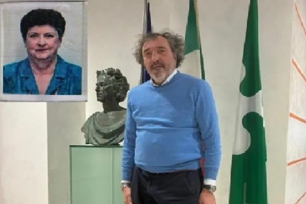 தாய் போல் வேடமிட்டு மகன் தில்லுமுல்லு - எதற்காக தெரியுமா? | Man Poses As Dead Mother Get Pension Italy