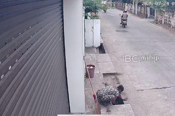 மட்டக்களப்பில் காலைவேளை இடம்பெற்ற துணிகரம்: மூதாட்டி வைத்தியசாலையில் | Two Men Motorcycle Cut Off A Woman S Gold Chain