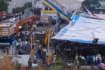 விளம்பர பலகை இடிந்து விழுந்து 14 பேர் பலி; 60க்கும் மேற்பட்டோர் காயம் ; அதிர்ச்சியை ஏற்படுத்திய சம்பவம்