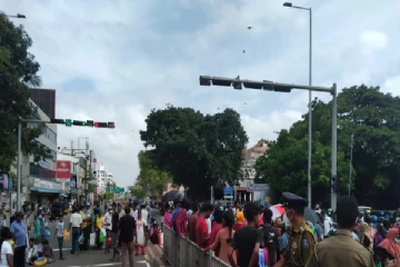 வெள்ளவத்தையில் மக்கள் ஆர்ப்பாட்டம் - தடைப்பட்டது போக்குவரத்து(படம்)