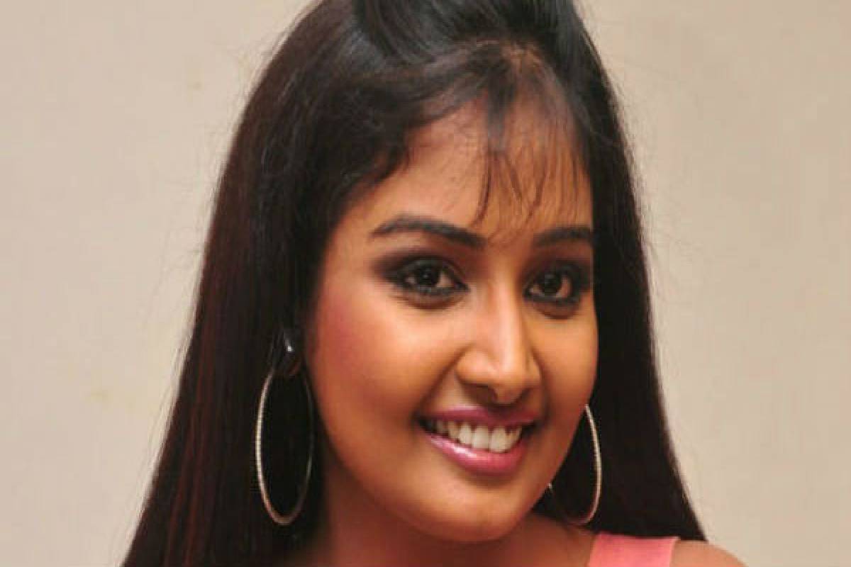 அழுகிய நிலையில் கிடந்த உடல் - உயிரை மாய்த்துக்கொண்ட சபர்ணாவின் கண்ணீர் கதை! | Vj And Actress Sabarna Life Sad History Happend