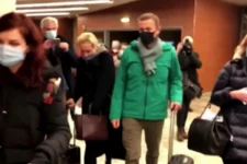 நாடு திரும்பிய ரஷ்ய எதிர்கட்சி தலைவர் அலெக்சீ நாவல்னி விமான நிலையத்திலேயே கைது