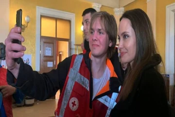 உக்ரைனுக்கு பிரபல அமெரிக்க நடிகை திடீர் வருகை!