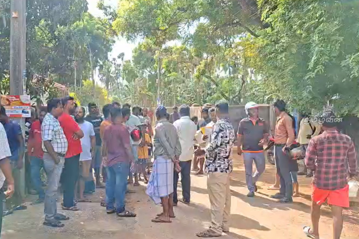 இணுவிலில் மதுபானசாலையை உடனடியாக அகற்றக் கோரி மக்கள் போராட்டம் | Protest Removal Of A Liquor Store In Inuvil இணுவிலில் மதுபானசாலையை உடனடியாக அகற்றக் கோரி மக்கள் போராட்டம் | Protest Removal Of A Liquor Store In Inuvil